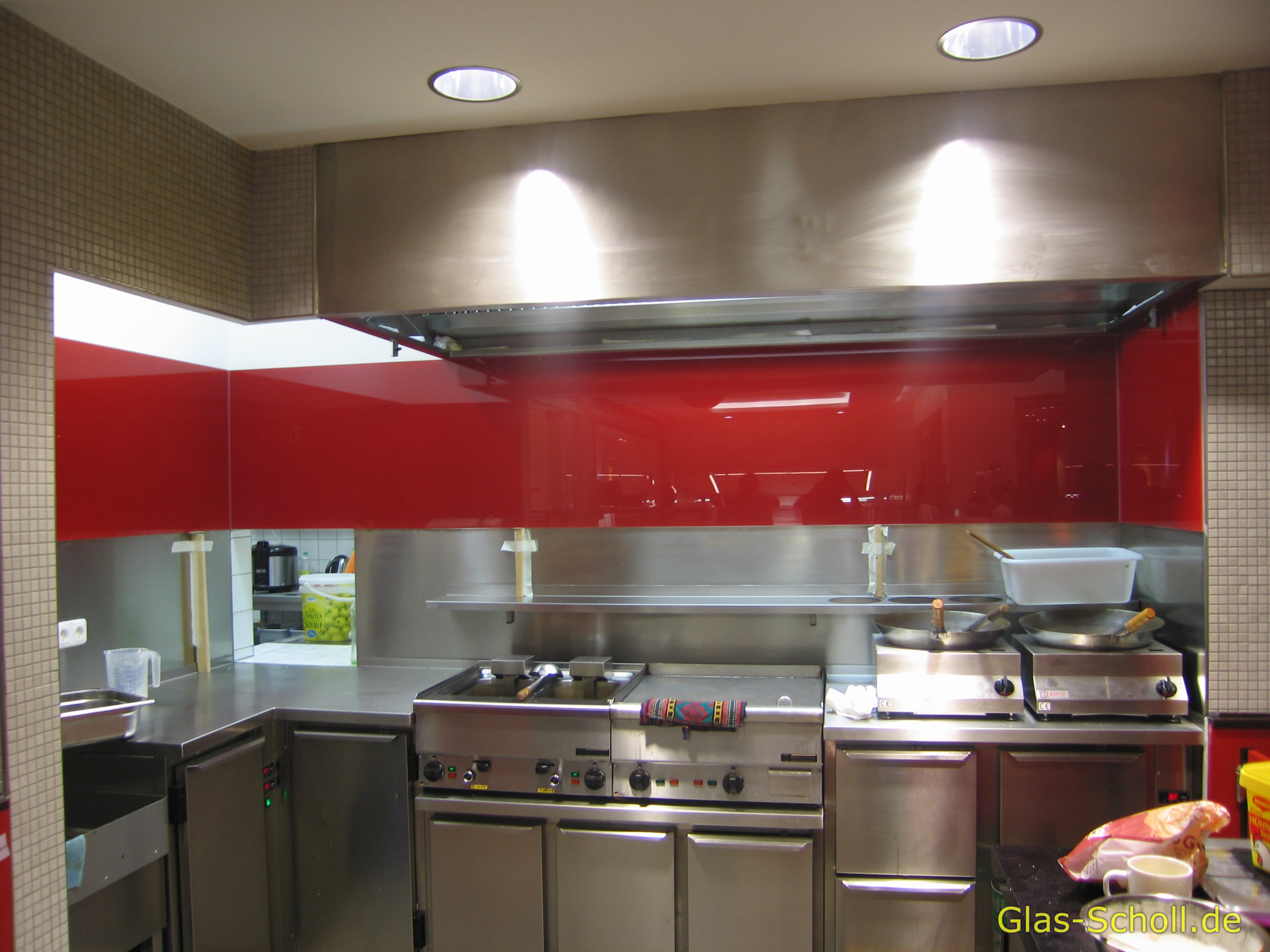 roter Spritzschutz-Wandverglasung im Gastro-Bereich von www.glas-scholl.de