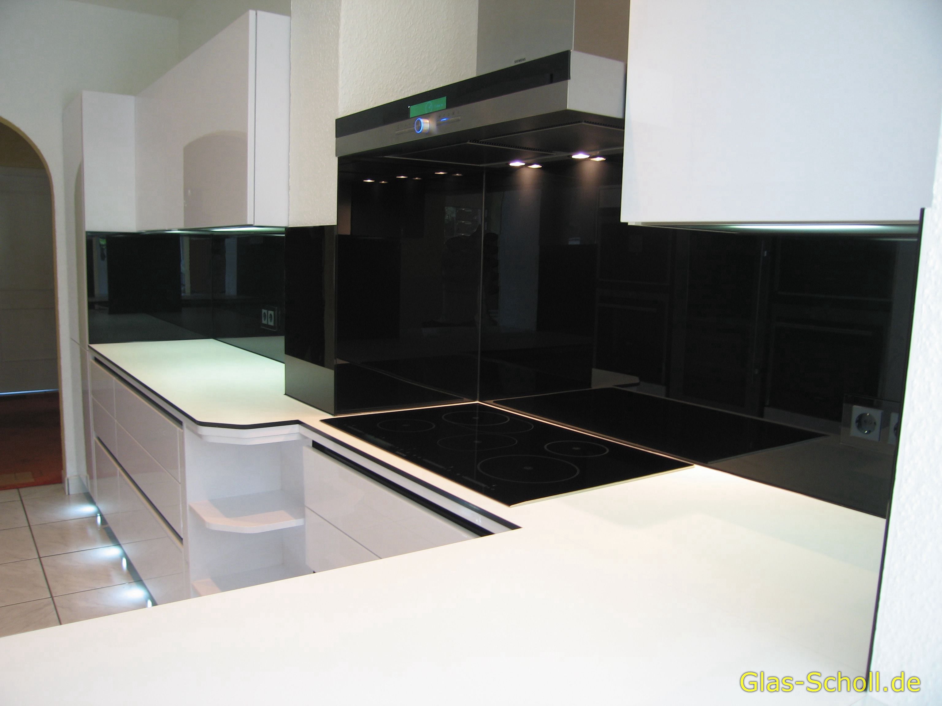 Schwarzer Rundum-Küchenspritzschutz von www.glas-scholl.de